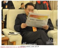 看报---正面对观众，倒着自己看