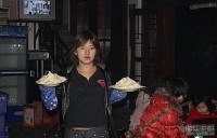 昨晚和哥们唱完K去吃夜宵，看到这一JP端菜姐（弟），求鉴定……
