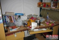 天太热？女生在宿舍光膀子降温！