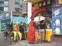 西单偶遇唐僧师徒四人在化缘........哥被震惊鸟