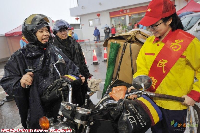 员工为铁骑返乡农民工免费加油.jpg