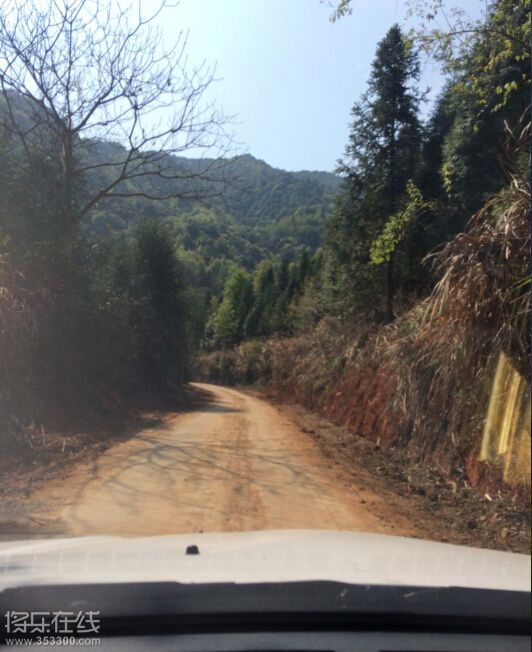 有一段路灰尘很大 还好前面没有车 