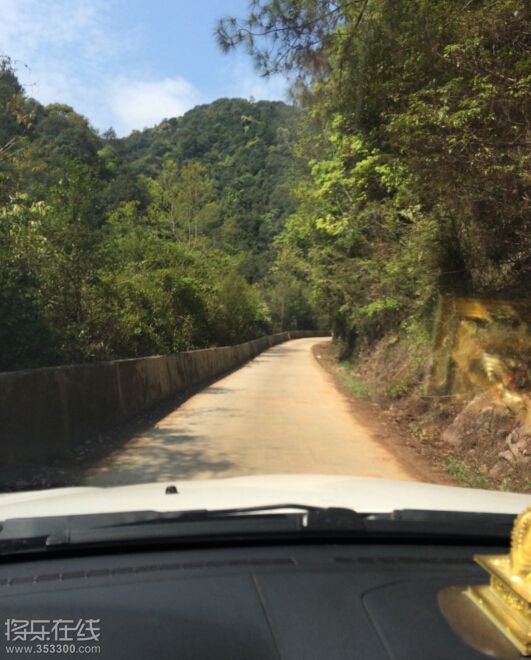 这一路进去是越来越小了 正好是一辆车的宽度 还好对面没有车出来 要是对面有车过来就很难交汇了 还得倒车  ...