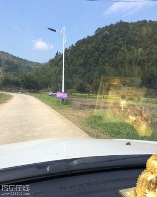 前面有点开阔了 前面到停车场了 可是刚刚看到很多车过去了 怎么停车场没有一辆车呢