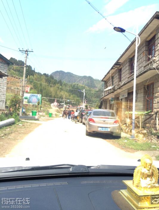 进村了 原来车全部开进里面来了 今天的车比较少 已经没什么地方可以停车了