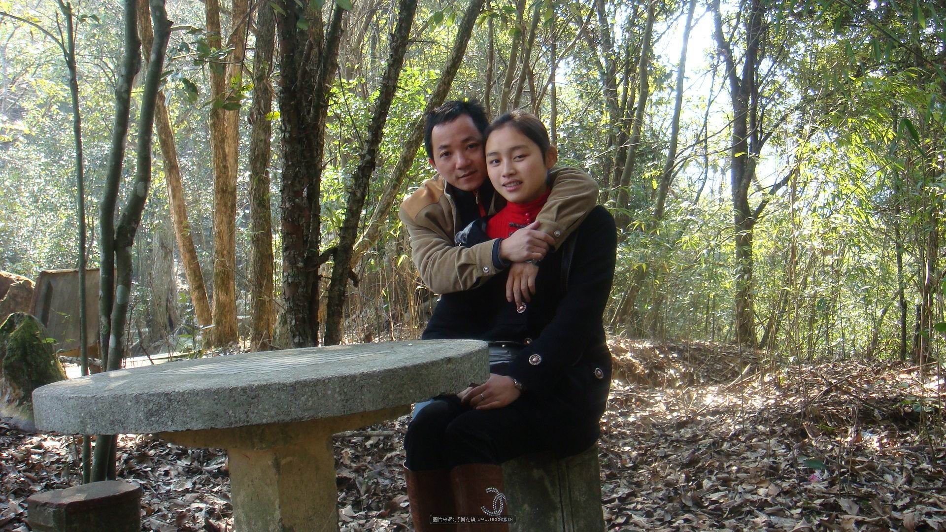 有知道照片上兄弟的联络方式吗，有照片便于好找