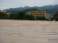 洪水冲击黄潭小学