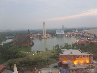 上海玩“欢乐谷”的一景