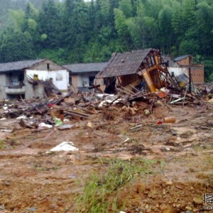 官兵夜行军18公里抢救大源各村重伤员