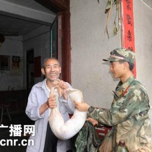 福建将乐:武警官兵徙步行军14小时运送救济粮