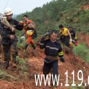 乡村突遭泥石流，将乐消防徒步进山救援