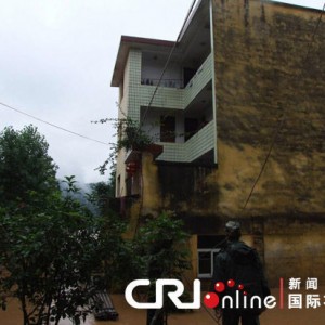 武警成功解救被洪水围困在4层楼上的村民