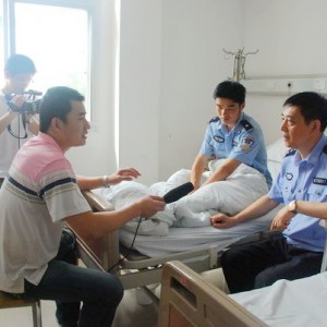 省电视台《与法同行》栏目组到我县采访抗洪抢险一线民警