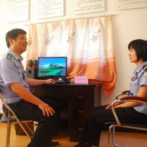 县公安局对灾后民警进行流动心理干预