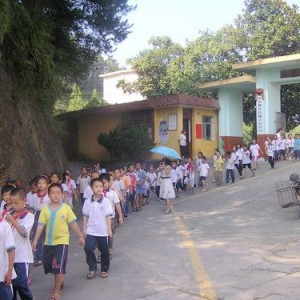 城关中心小学举行路队演练