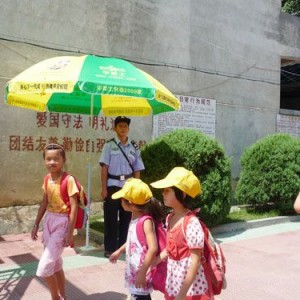 高唐中心小学用“爱心伞”为校园保安搭建温馨岗亭