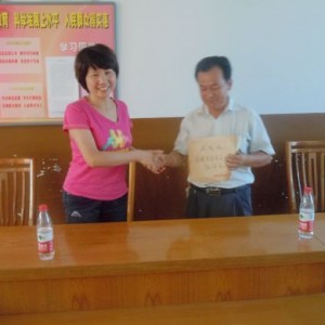 县女企业家欧观娘女士到灾区献爱心
