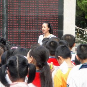 城关中心小学在五马山革命烈士纪念碑开展纪念革命先烈活动