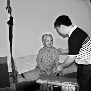 恒欣车业为福利院孤寡老人送来“爱心被”