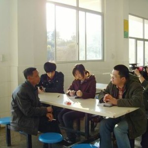 海峡都市报记者采访大源中心校谢应光老师