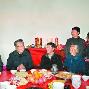 省长黄小晶赴我县看望慰问喜迁新居的受灾群众