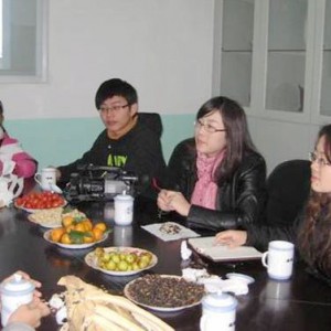 中央人民广播电台记者到我县学生校外中心进行采访