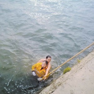金溪河边女工落水，民警搭救