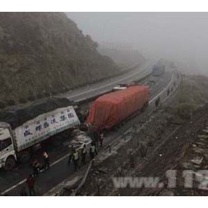 福银高速多辆货车连环相撞，消防解救6人