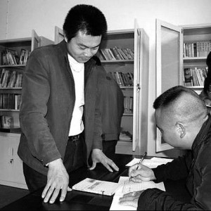 光明乡各布村农家书屋“充电”忙