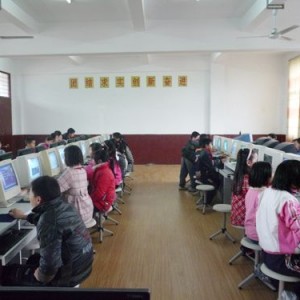 高唐中心小学积极开展为“感动福建十大人物”候选人谢光应老师投票活动