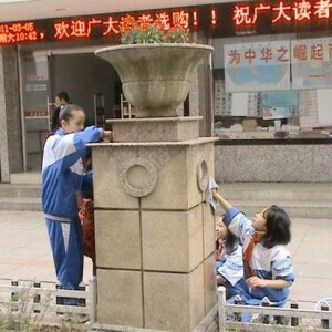 县实验小学：学雷锋小组在行动