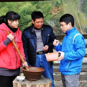 央视《生活早参考》栏目组及著名主持人阿丘一行到将乐县做擂茶专访