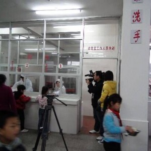 县电视台到高唐中心小学开展“食宿工程管理与建设”专题录像拍摄工作