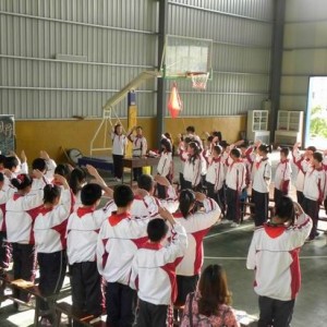 水南中学举行“道德教育底线”主题队会观摩活动