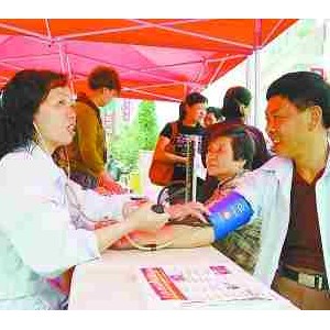 县红十字会昨日开展博爱义诊活动