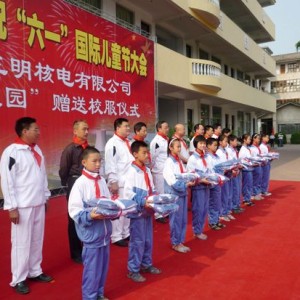高唐中、小学庆祝“六一”国际儿童节大会暨赠送校服仪式隆重举行