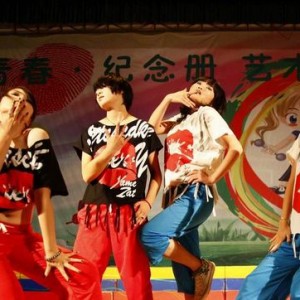 我县举办“青春·纪念册”艺术扶贫义演晚会