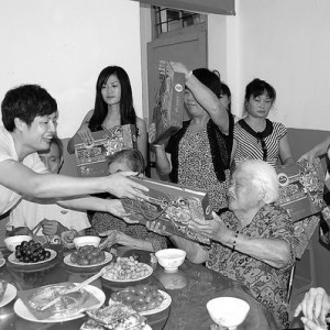 将乐百花社区：“爱心月饼”送老人