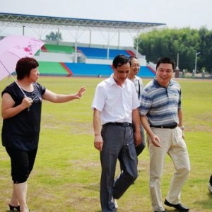 县领导谢桥生、王亚珍前往建宁考察体育中心场馆建设