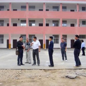 侨商胡永步先生到安仁乡泽坊小学调研